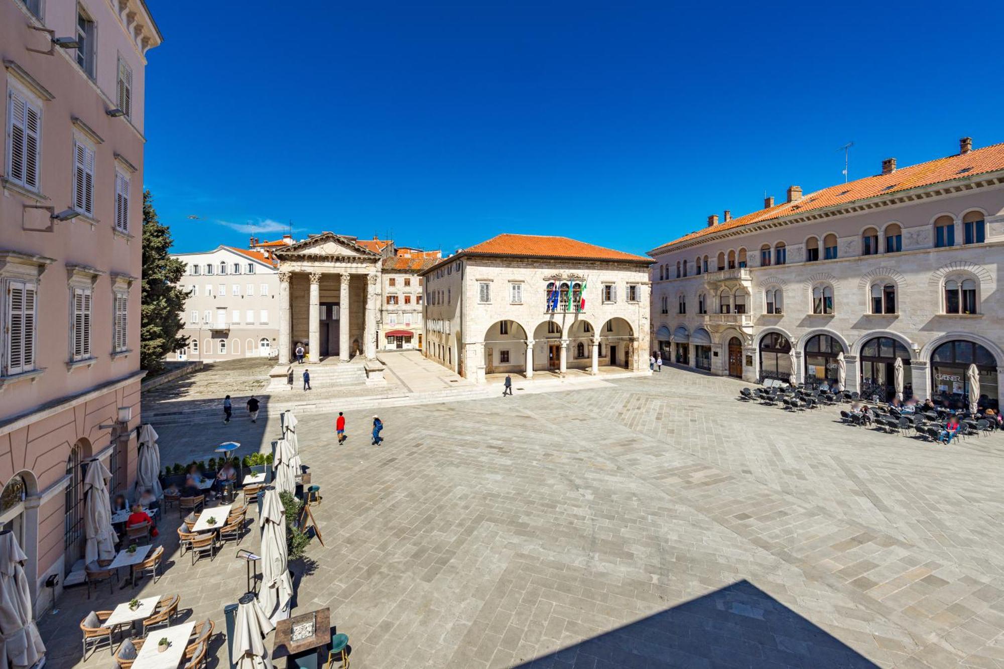 Augustus Forum View Пула Екстериор снимка